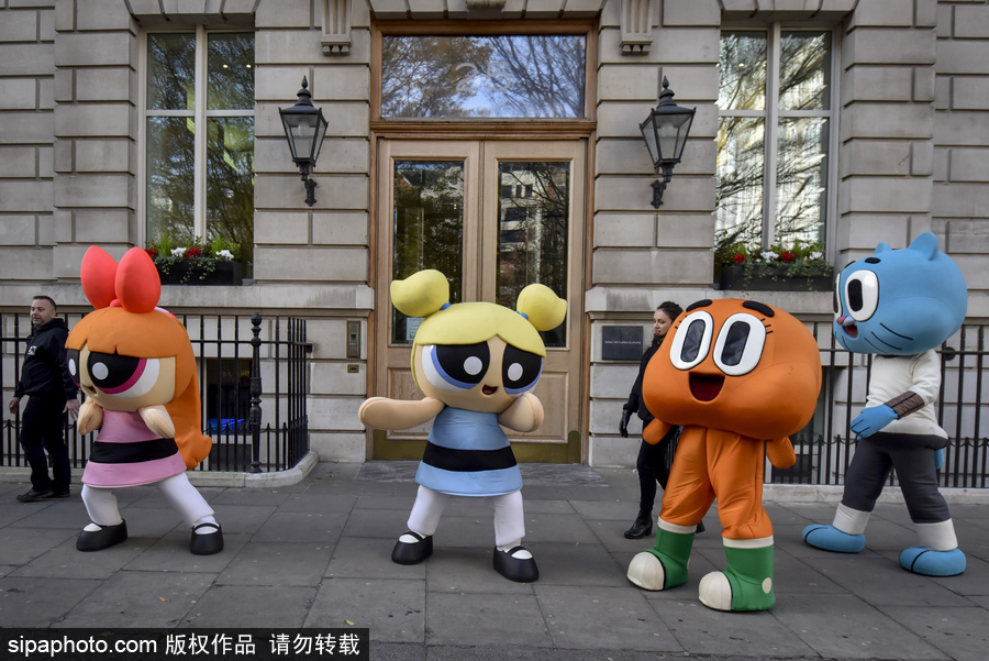 英國(guó)舉行年度“玩具大游行” 數(shù)百卡通人物大鬧街頭