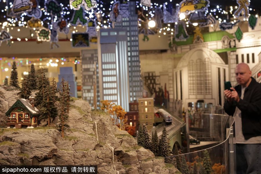紐約圣誕節(jié)除了櫥窗燈飾 還有超萌的中央火車站迷你火車