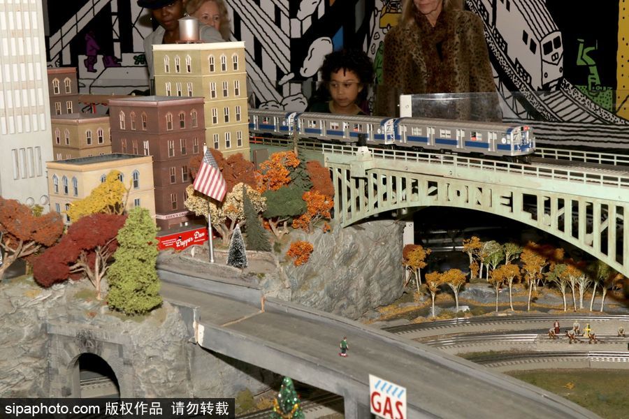 紐約圣誕節除了櫥窗燈飾 還有超萌的中央火車站迷你火車
