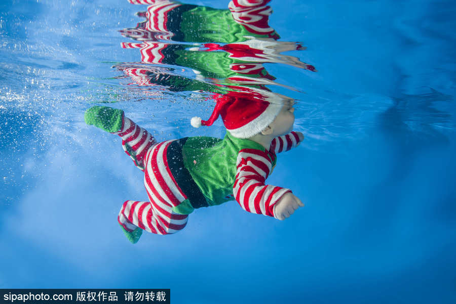 烏克蘭兒童“變身”圣誕老人拍寫(xiě)真 水下舞動(dòng)超可愛(ài)
