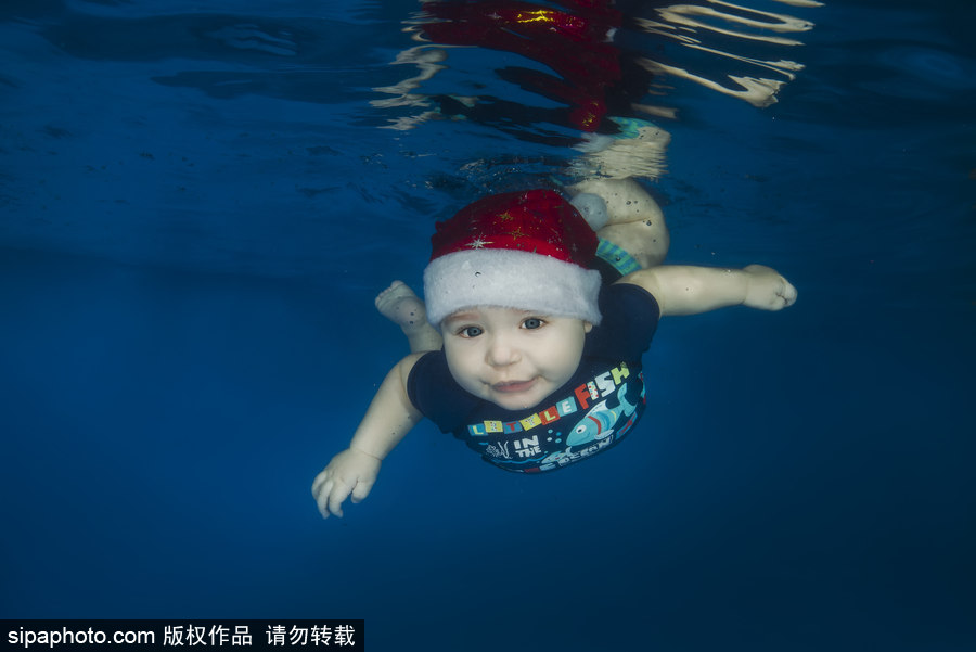 烏克蘭兒童“變身”圣誕老人拍寫真 水下舞動(dòng)超可愛(ài)
