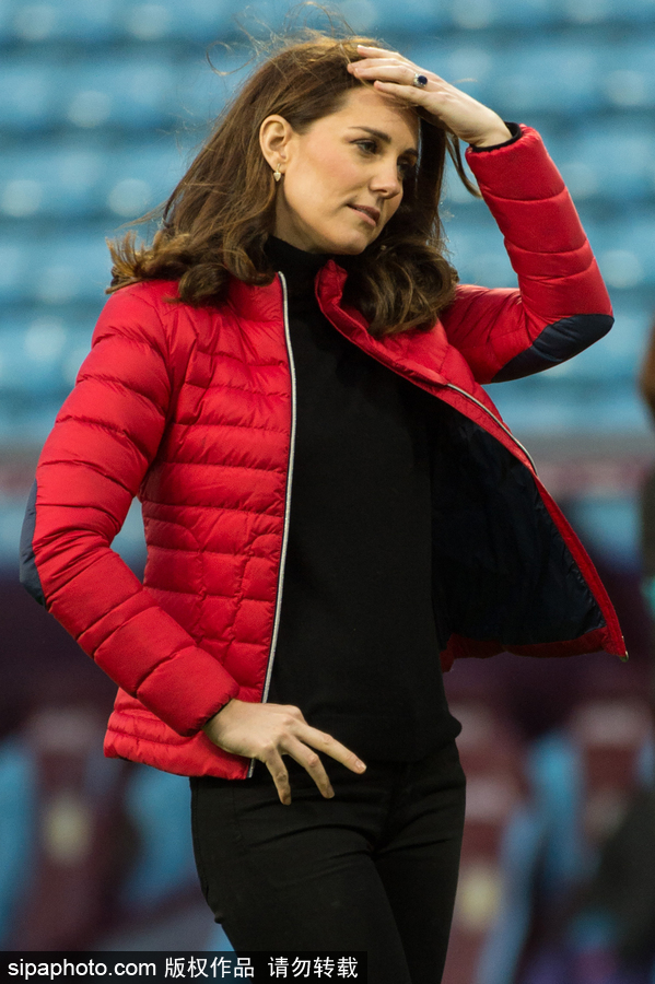 凱特王妃參觀足球俱樂部 穿運(yùn)動(dòng)裝挺孕肚靈活自如