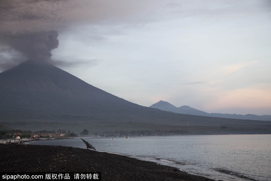 阿貢火山噴出大量濃煙 印尼巴厘島發(fā)紅色警報(bào)