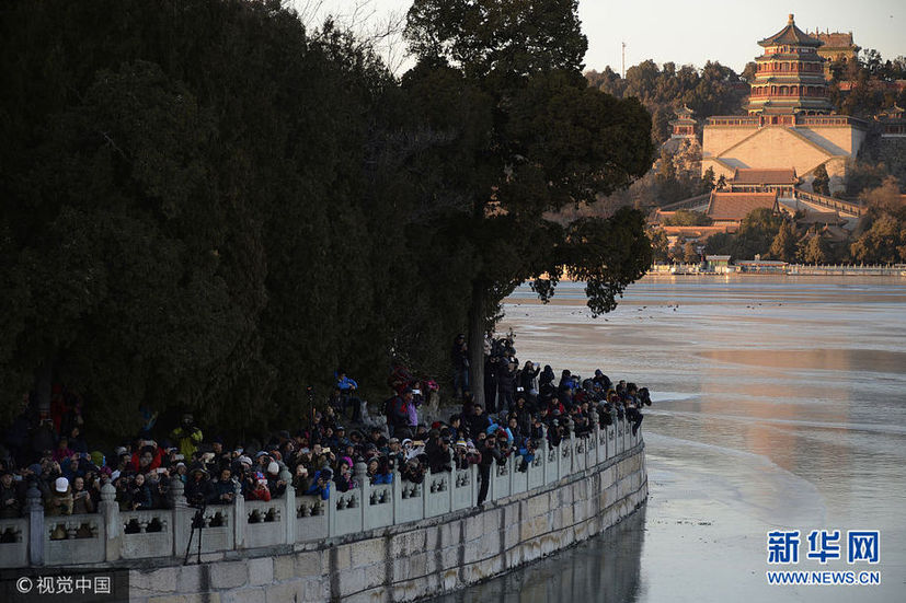 北京：近千名攝影愛(ài)好者齊聚頤和園 拍攝“金光穿孔”迷人景象