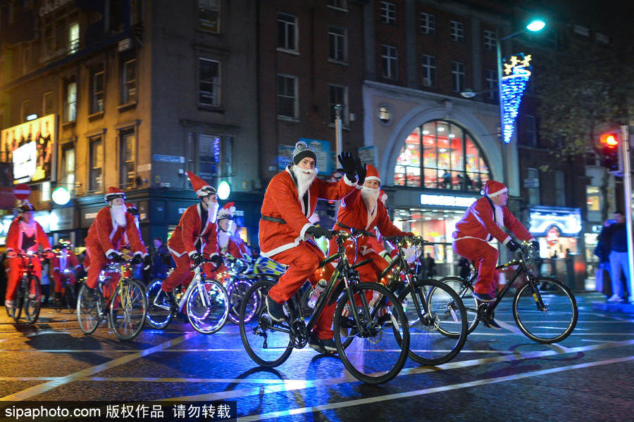 愛爾蘭都柏林圣誕季到來 圣誕老人夜晚騎行充滿節日氛圍