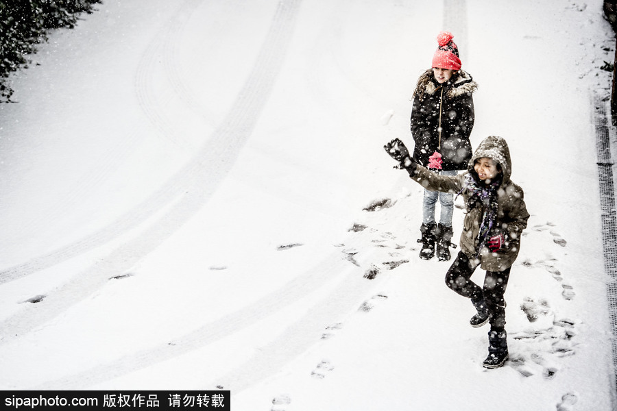 荷蘭鹿特丹降大雪 民眾騎車出行成雪人