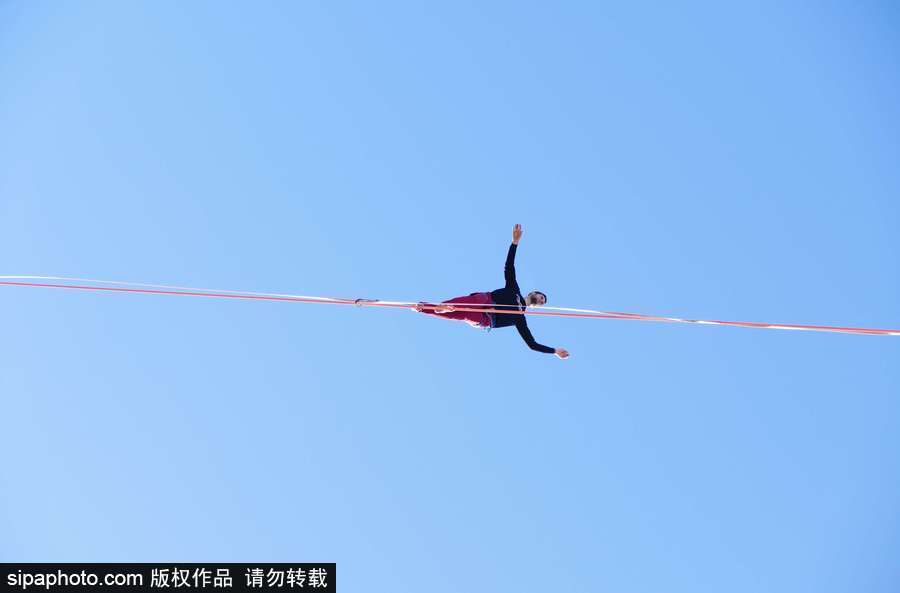 法國高空扁帶運(yùn)動員極限挑戰(zhàn) 埃菲爾鐵塔走“高空芭蕾”
