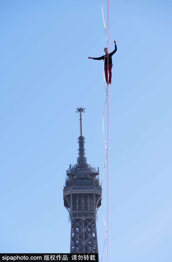 法國高空扁帶運動員極限挑戰 埃菲爾鐵塔走“高空芭蕾”