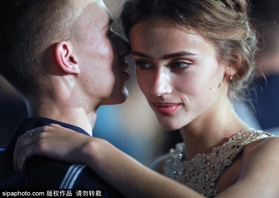 俄羅斯海軍學(xué)員參加舞會(huì) 俊男美女十分養(yǎng)眼