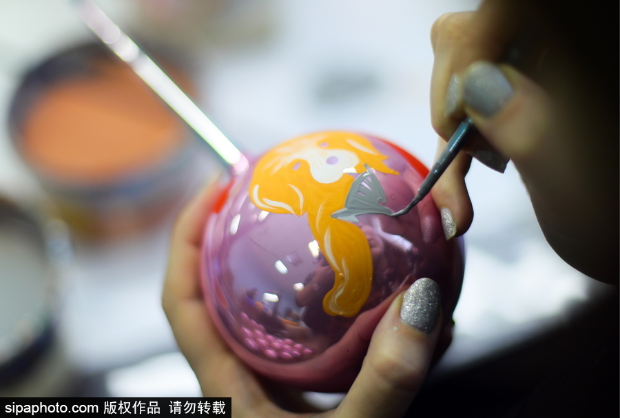 迎接圣誕節 走進滿滿少女心的雪花玻璃球制作工廠