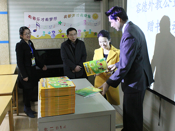 山東洋外教：人生的價值在于奉獻