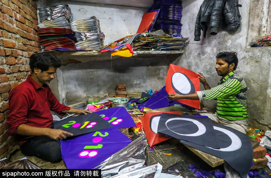 印度集市手工者巧手做風(fēng)箏 紙質(zhì)材質(zhì)色彩斑斕