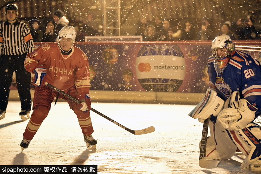 普京打冰球再展運(yùn)動天賦 動作瀟灑帥氣身手不凡