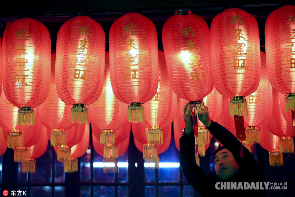 全國各地迎新年：2018，請對我好一點