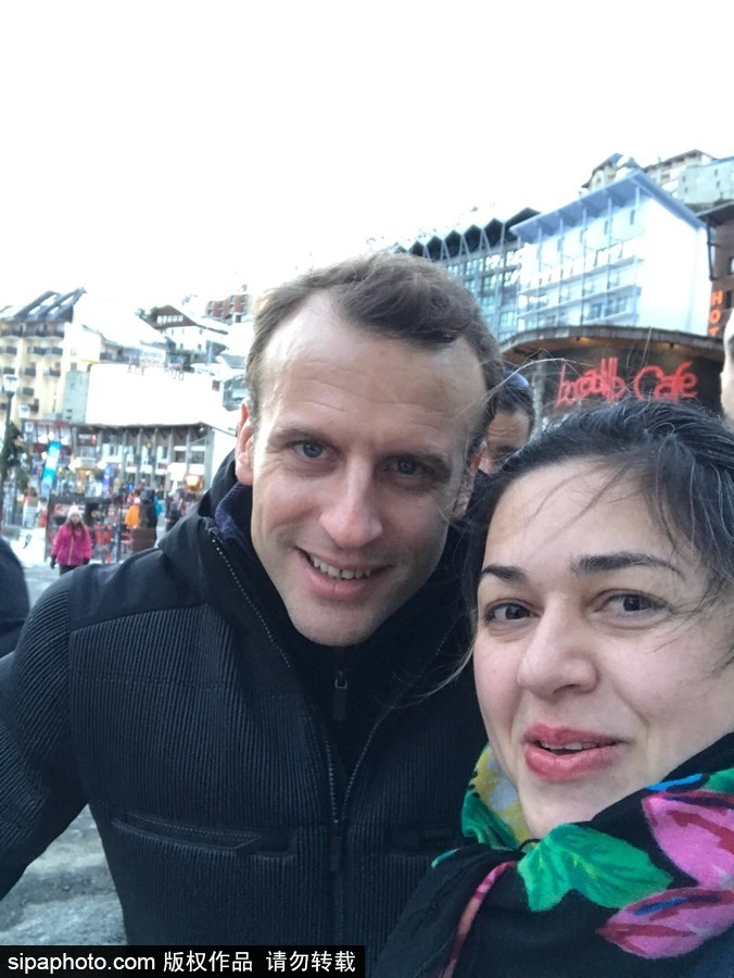 法國總統馬克龍夫婦度假亮相滑雪場 與民眾親切合影自拍