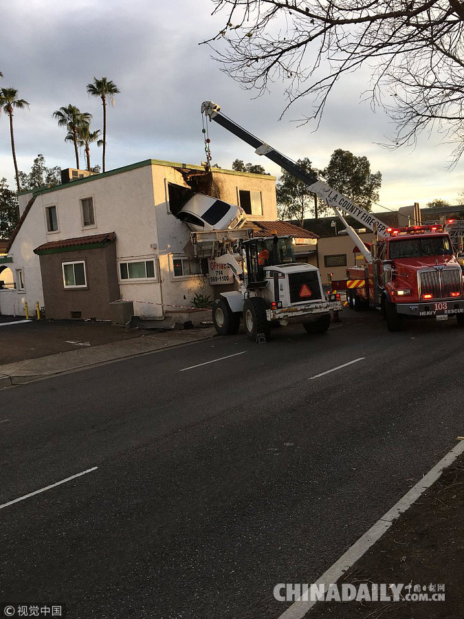 美國加州發生“離奇”交通事故 汽車“飛入”二樓窗戶