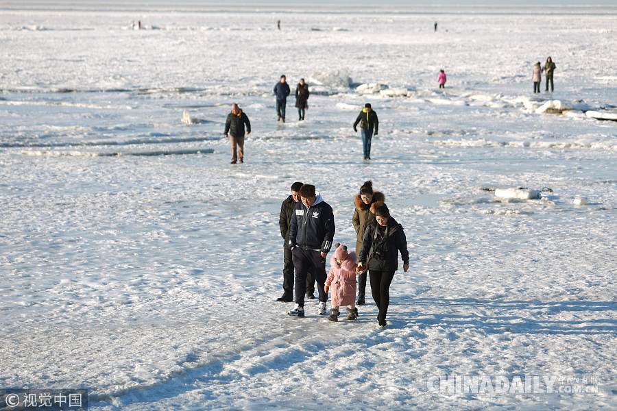 大連海水浴場(chǎng)變冰海 游人踏冰探險(xiǎn)“極地冰原”
