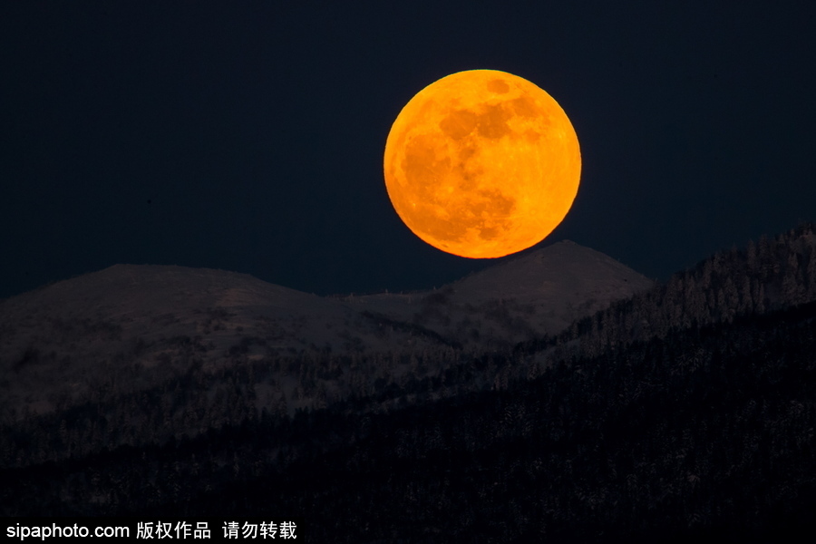 俄羅斯遠(yuǎn)東地區(qū)超級月亮現(xiàn)身天宇 明亮壯觀