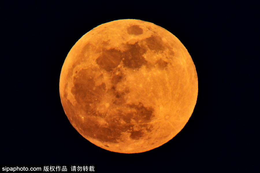 俄羅斯遠(yuǎn)東地區(qū)超級(jí)月亮現(xiàn)身天宇 明亮壯觀