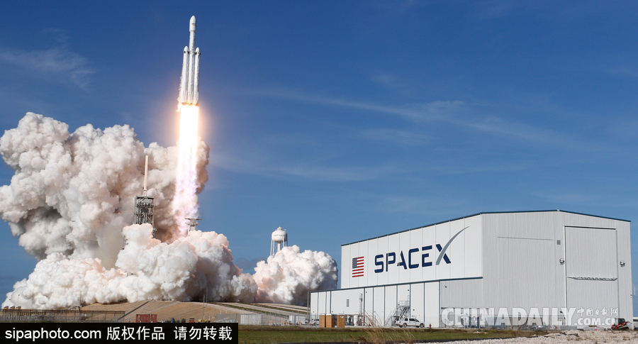 SpaceX成功發(fā)射獵鷹重型火箭 特斯拉跑車送上太空