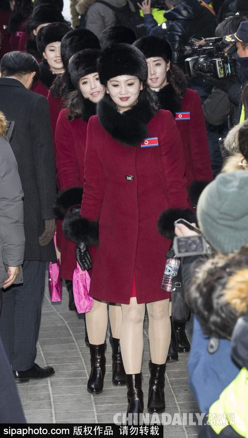 2018平昌冬奧會(huì)前瞻：朝鮮冬奧藝術(shù)團(tuán)抵韓 面龐清秀紅色制服整齊劃一