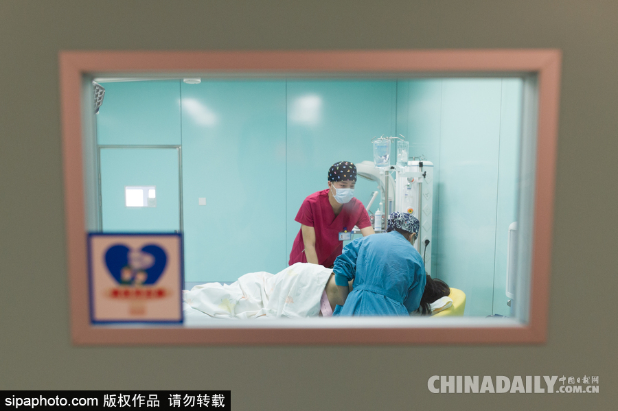 實拍太原“90后”男助產士 一年接生200余名嬰兒