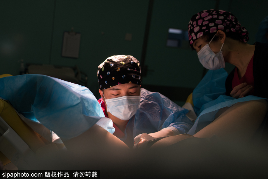 實拍太原“90后”男助產士 一年接生200余名嬰兒