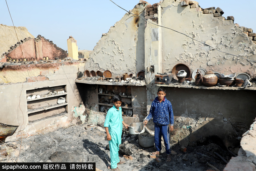 印度邊境地區遭巴基斯坦炮轟 居民房屋屋頂被掀成廢墟