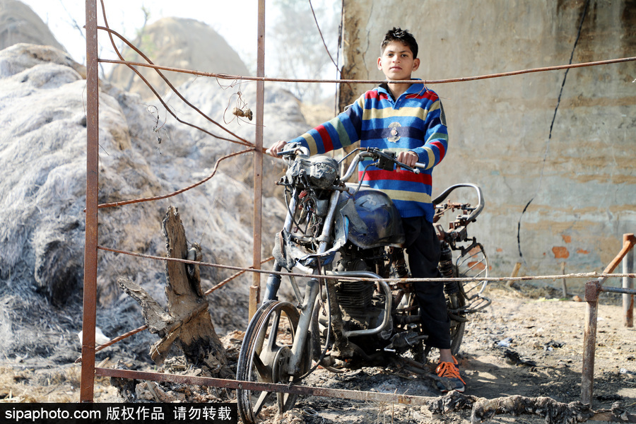 印度邊境地區遭巴基斯坦炮轟 居民房屋屋頂被掀成廢墟