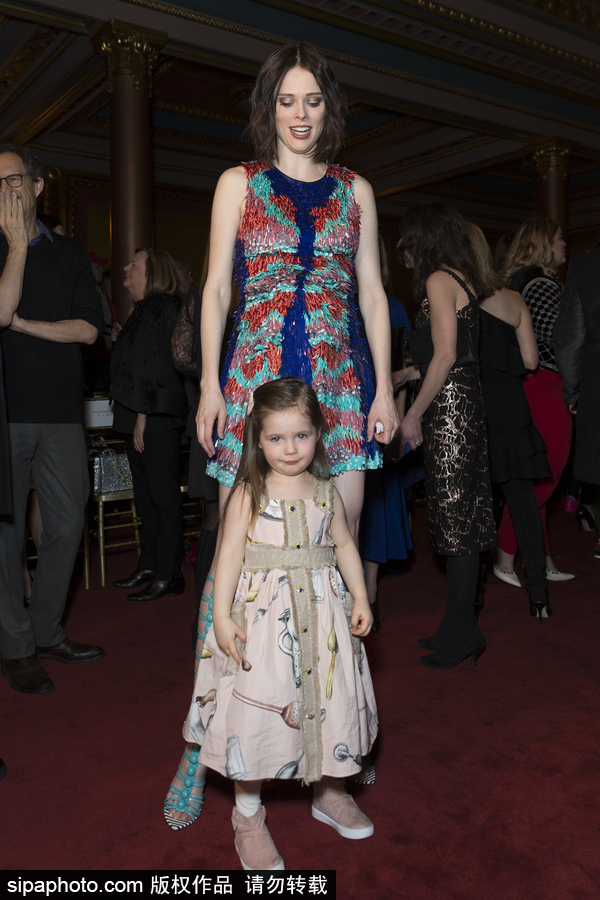 2018紐約秋冬時裝周：超?？煽?#183;羅洽與女兒亮相 萌娃表情多多十足“戲精”