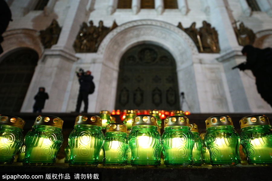 俄羅斯群眾聚集點(diǎn)蠟為飛機(jī)墜毀遇難者祈福