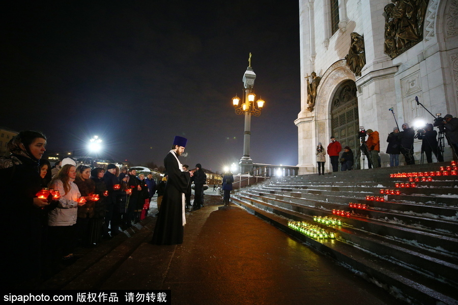 俄羅斯群眾聚集點蠟為飛機墜毀遇難者祈福