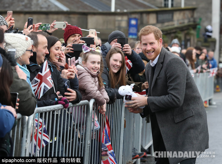望夫眼！哈里王子與未婚妻十指緊扣到訪愛丁堡 心情大好與小馬打招呼