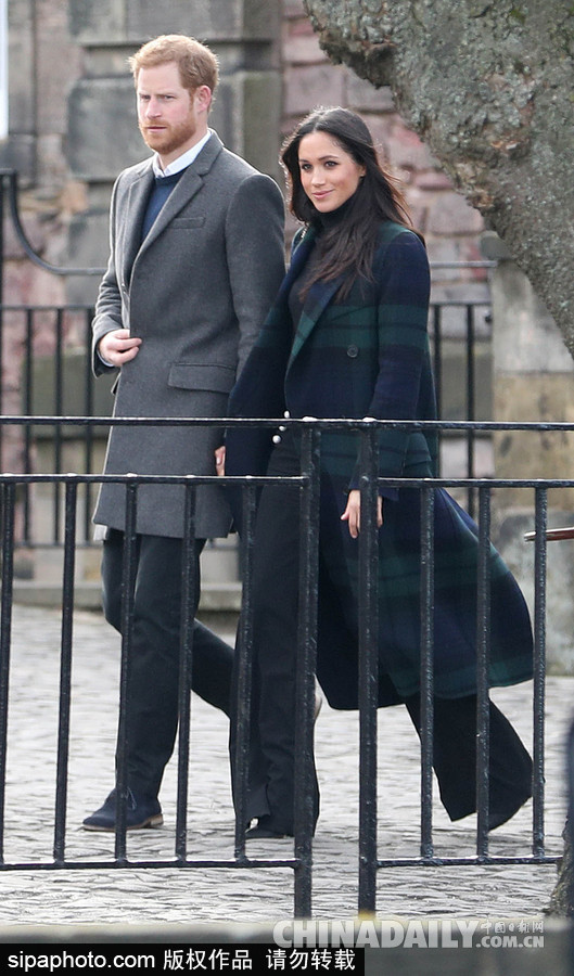 望夫眼！哈里王子與未婚妻十指緊扣到訪愛(ài)丁堡 心情大好與小馬打招呼