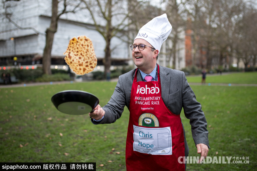 “煎餅俠”？英國(guó)舉行趣味煎餅跑
