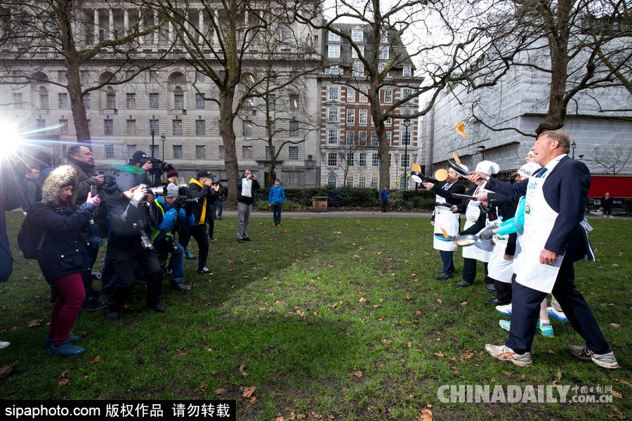 “煎餅俠”？英國舉行趣味煎餅跑