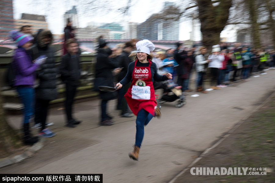 “煎餅俠”？英國舉行趣味煎餅跑