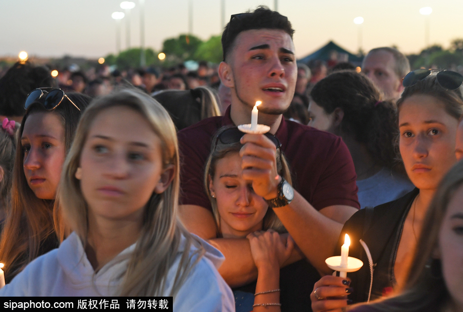 美國(guó)：民眾學(xué)生集會(huì)點(diǎn)蠟悼念高中槍擊案遇難者