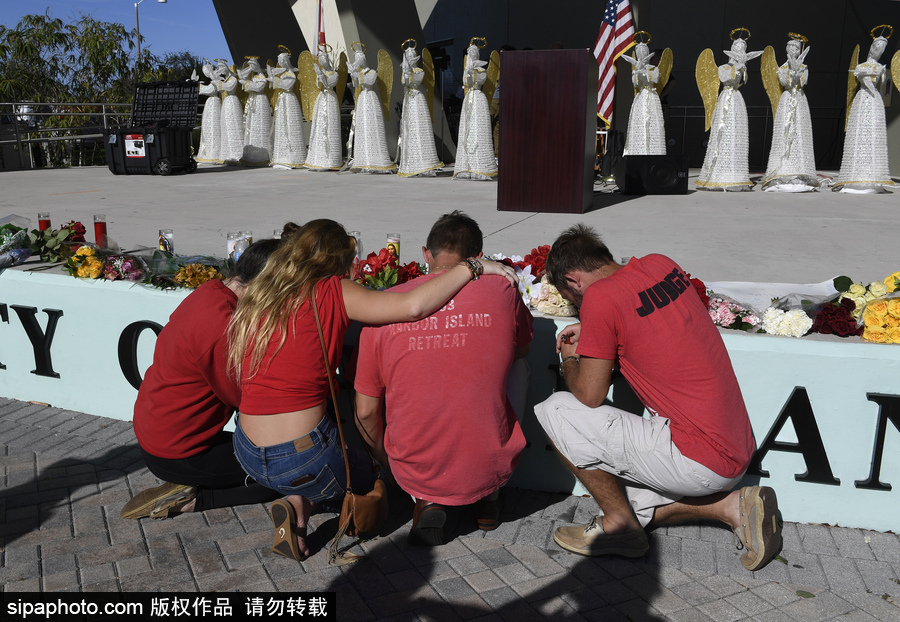 美國：民眾學(xué)生集會點(diǎn)蠟悼念高中槍擊案遇難者