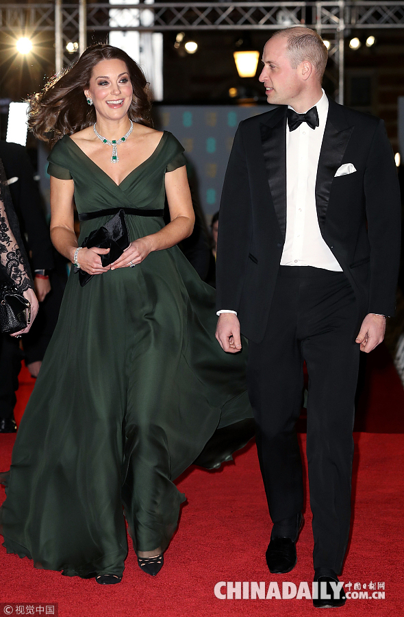 英國電影學院獎紅毯璀璨養眼 周冬雨高低調露美腿 朱莉大表姐氣場壓陣