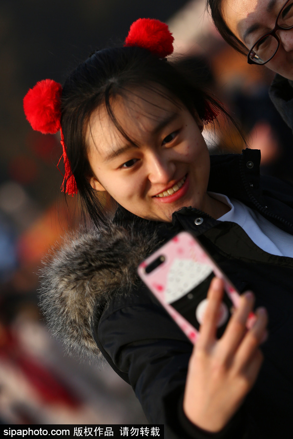 盤(pán)點(diǎn)春節(jié)廟會(huì)上年味十足的萌態(tài)頭飾 狗年發(fā)卡受熱捧