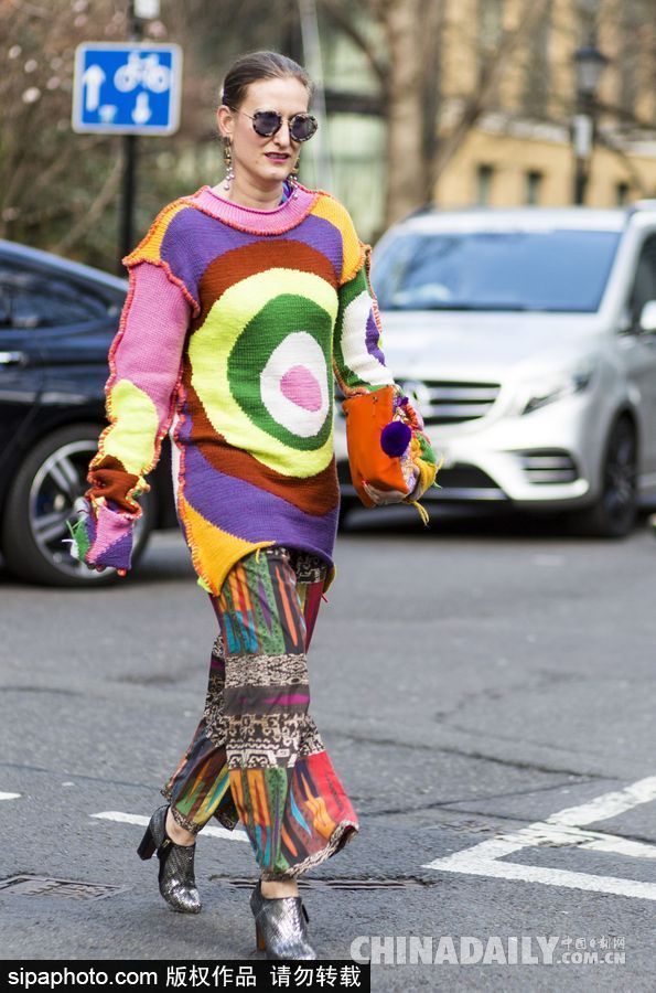 色彩碰撞！倫敦時裝周場外潮人冬日里穿出春天活潑感