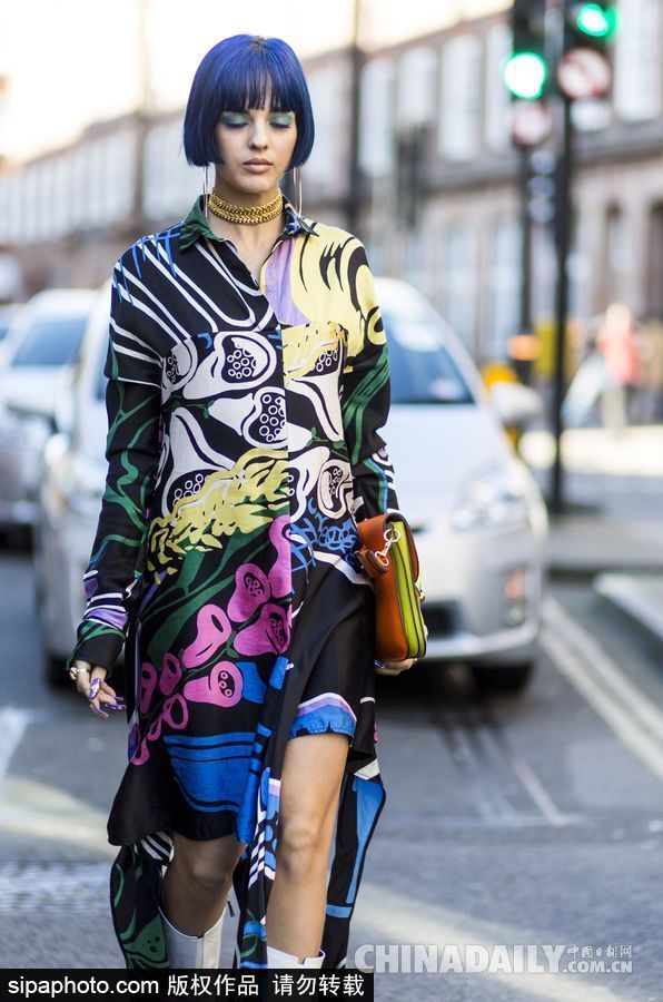色彩碰撞！倫敦時(shí)裝周場(chǎng)外潮人冬日里穿出春天活潑感