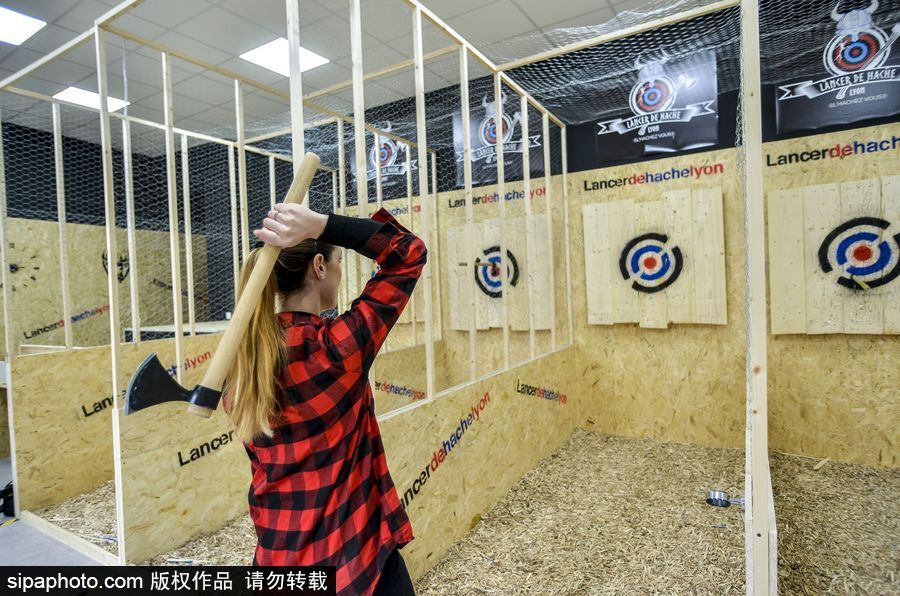 玩過(guò)飛鏢的你扔過(guò)斧頭嗎？ 法國(guó)里昂扔斧子成為新消遣