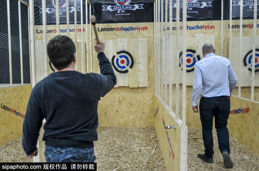 玩過飛鏢的你扔過斧頭嗎？ 法國里昂扔斧子成為新消遣