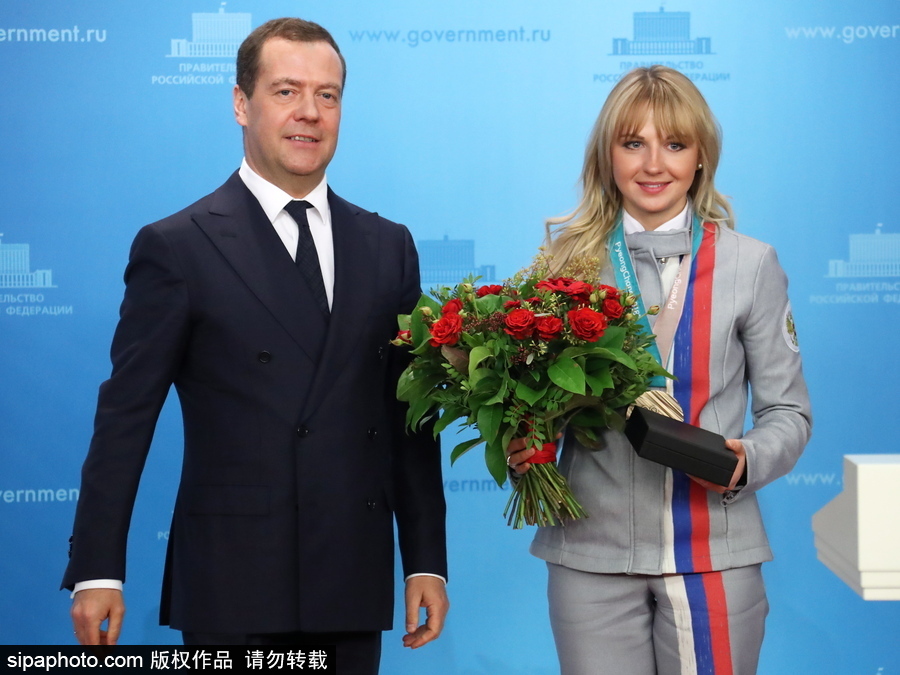 俄總理表彰冬奧會獲獎運(yùn)動員 親自贈送寶馬轎車