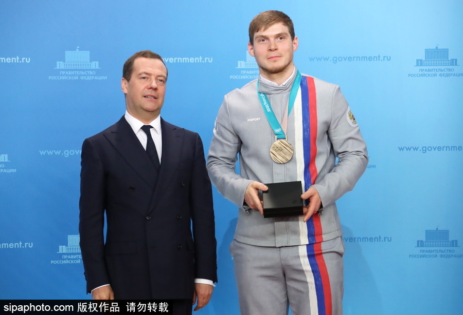 俄總理表彰冬奧會獲獎運(yùn)動員 親自贈送寶馬轎車