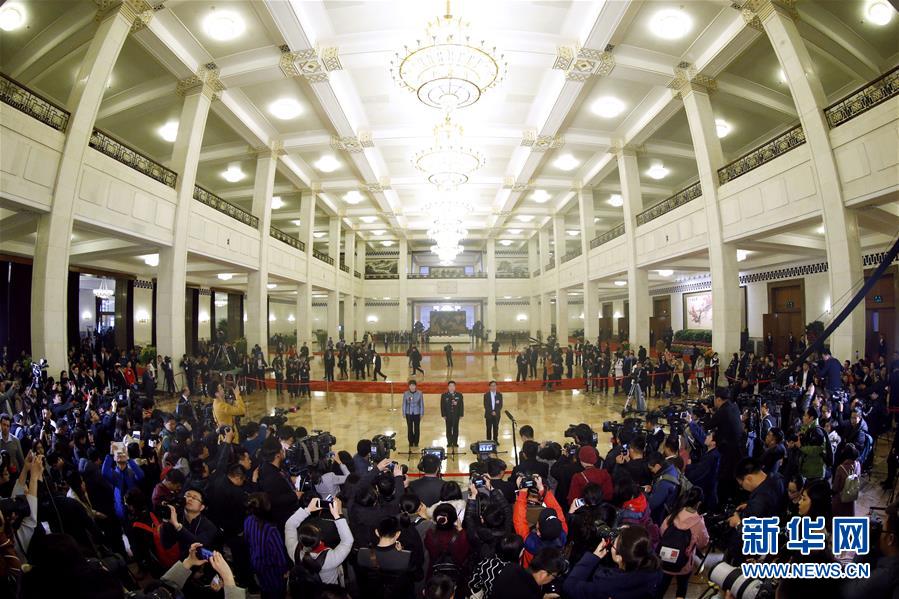 全國(guó)政協(xié)委員接受采訪