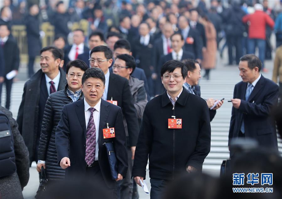 全國政協委員走向會場