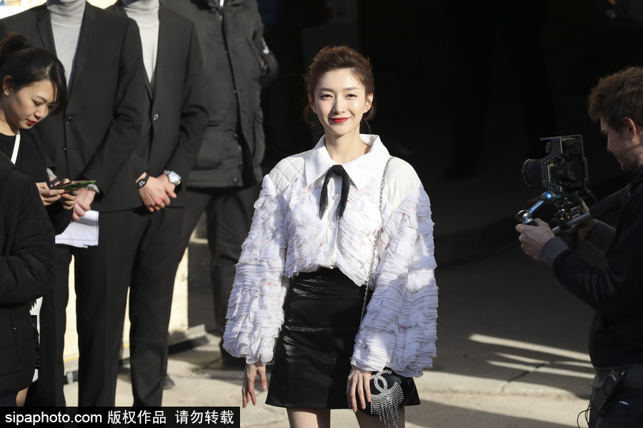 2018秋冬巴黎時裝周：江疏影穿黑色迷你小短裙亮相美腿吸睛